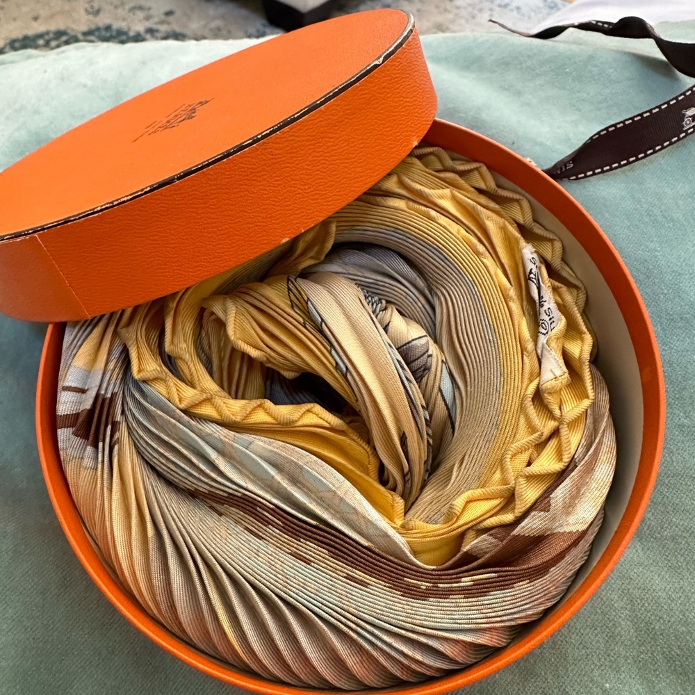 Hermès scarf pleated silk, never used and always kept in the original box.